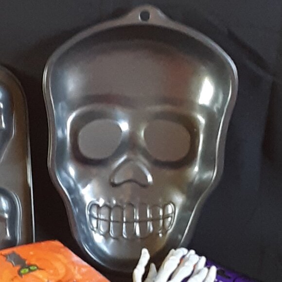 Skull Cake Pan Halloween Dining - Picture 1 of 3